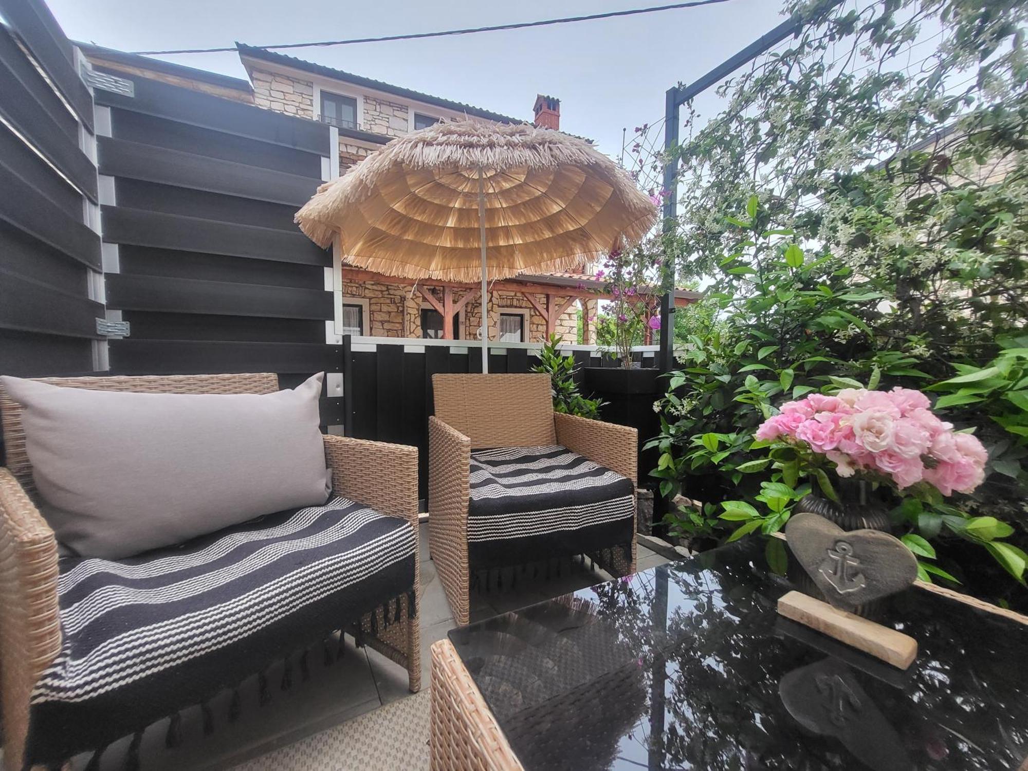 Villa Amore Radini Istrian Romantic Studio With Private Parking And Terrace Brtonigla Exteriör bild